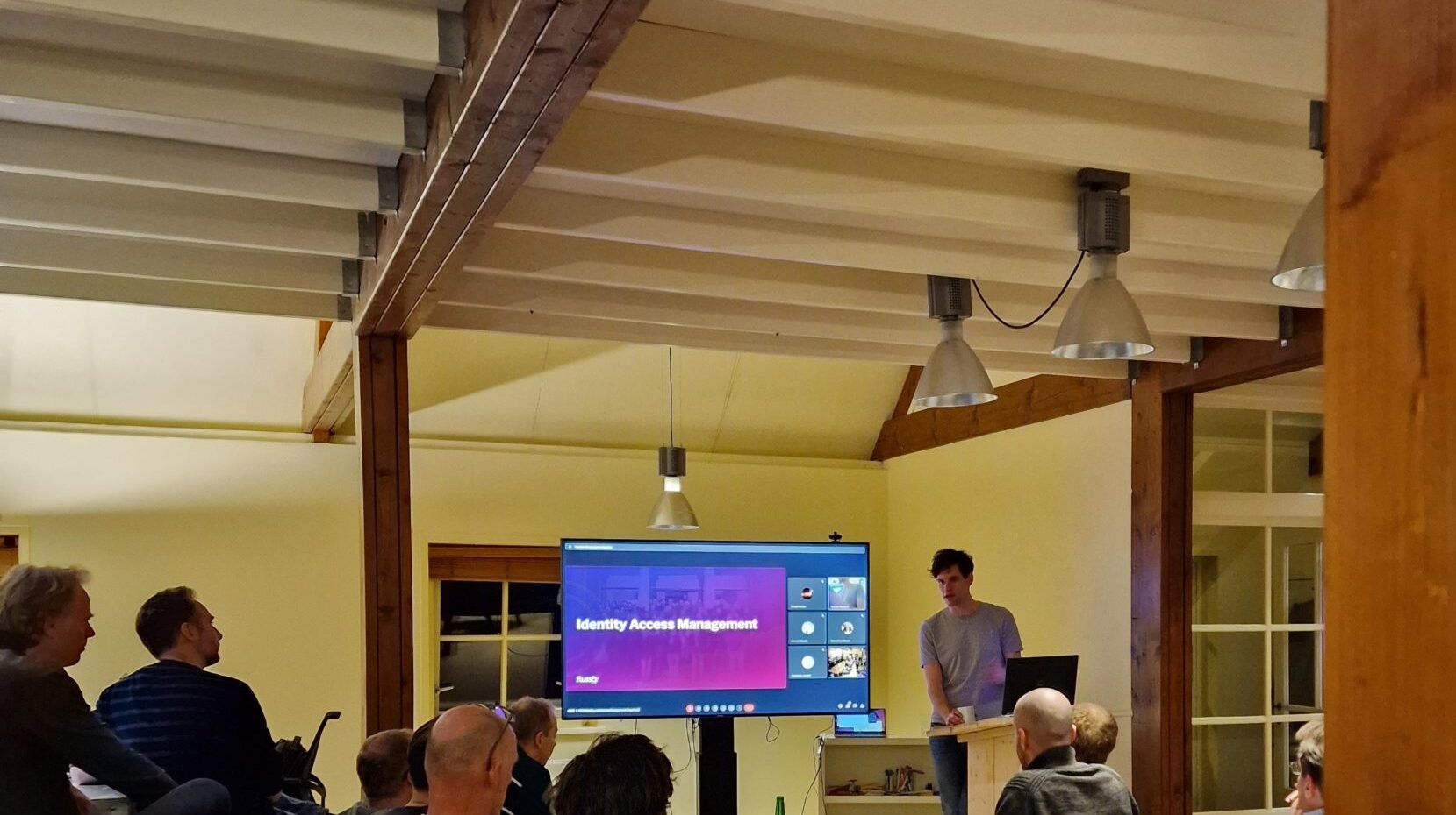 Deelnemers kijken naar een presentatie tijdens een IT-krachtsessie
