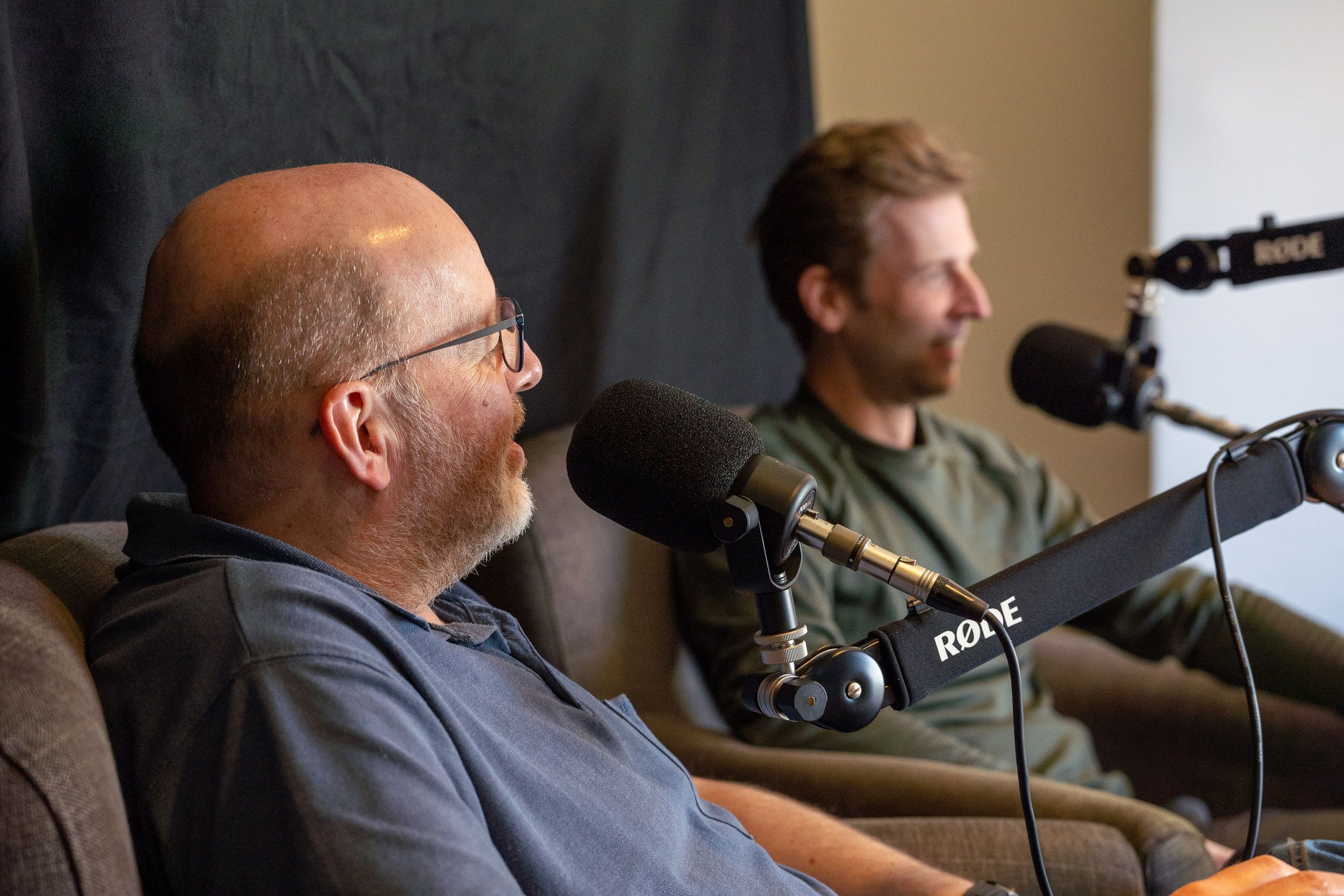 Twee collega's in gesprek tijdens een podcastopname